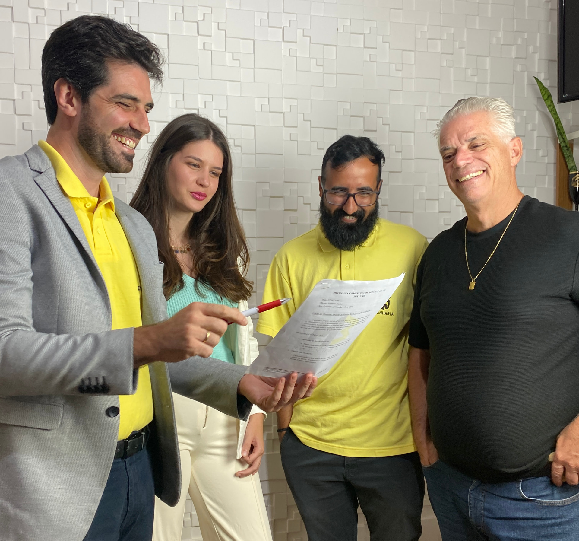 Equipe da M3 Engenharia em reunião com cliente no escritório