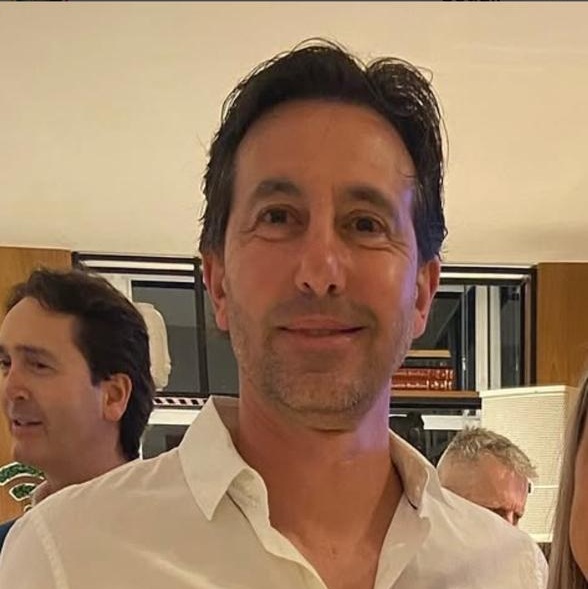 Foto do cliente Ricardo Cavalheiro, homem de camisa clara em ambiente social