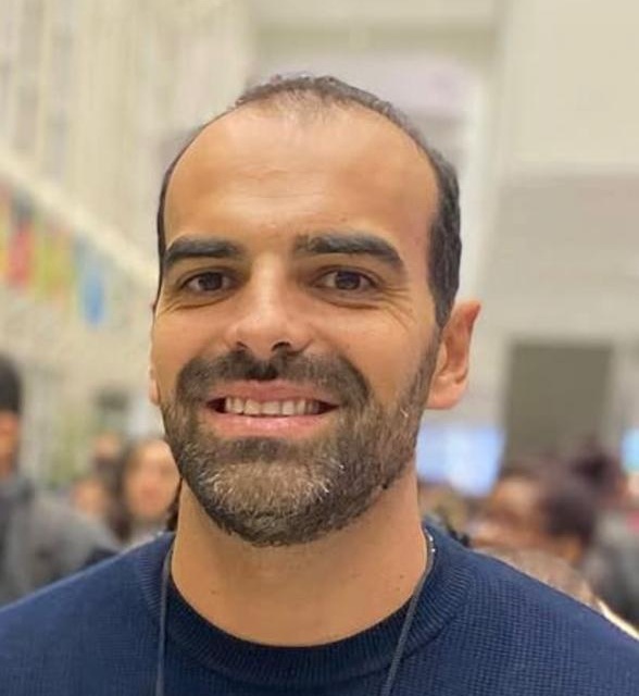Foto do cliente Renan Dal Souto, homem de barba em ambiente social